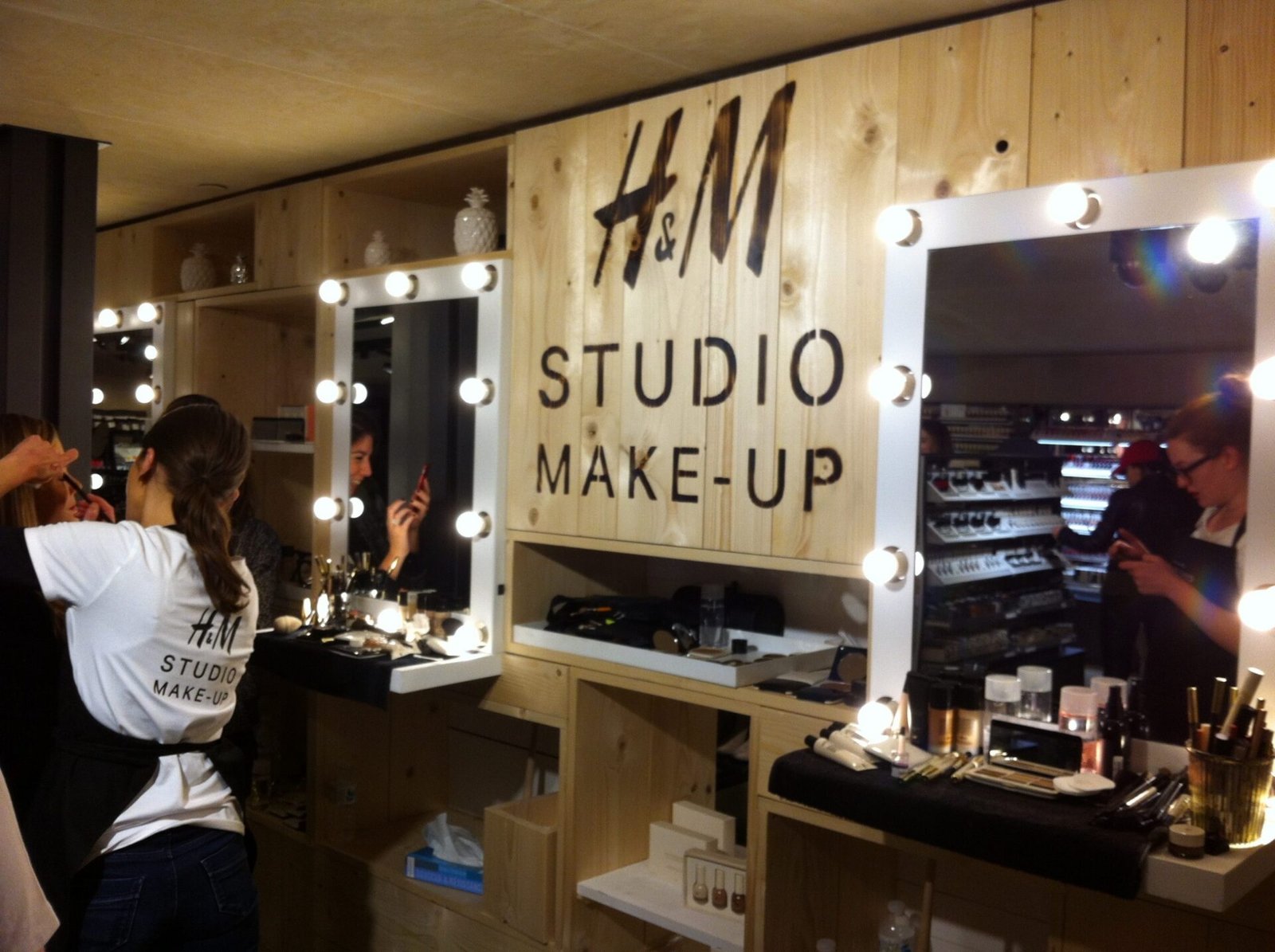 Lancement de la gamme de maquillage H&M Champs Elysées